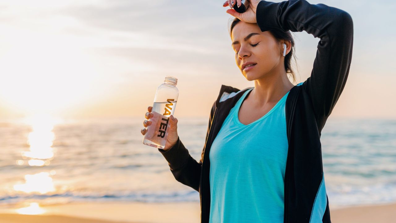 Como evitar e amenizar o inchaço do corpo no verão