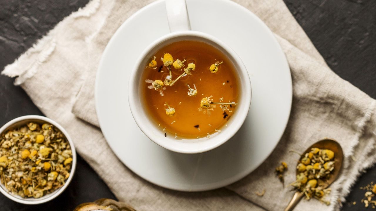 5 chás que ajudam a dormir melhor