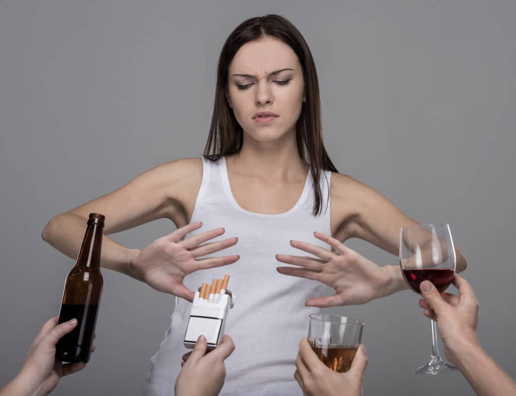 jovem mulher que se recusa a alcool e tabaco